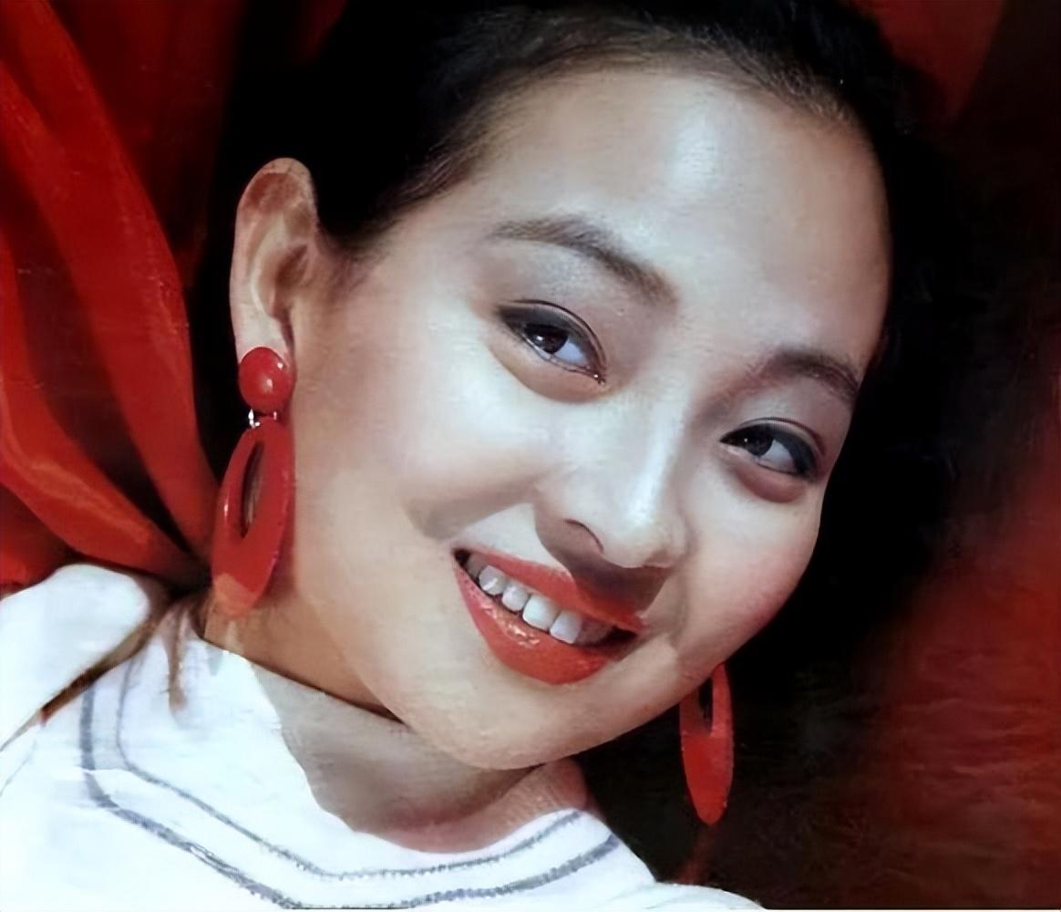 身为设计师的马羚受到《摇滚青年》导演田壮壮的邀请,成为了剧组的