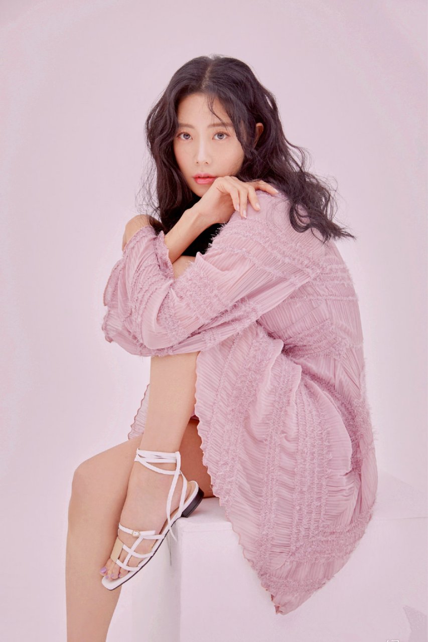 李成敏克拉拉晒美照,微卷秀发,穿一身淡粉色长裙秀丽可人