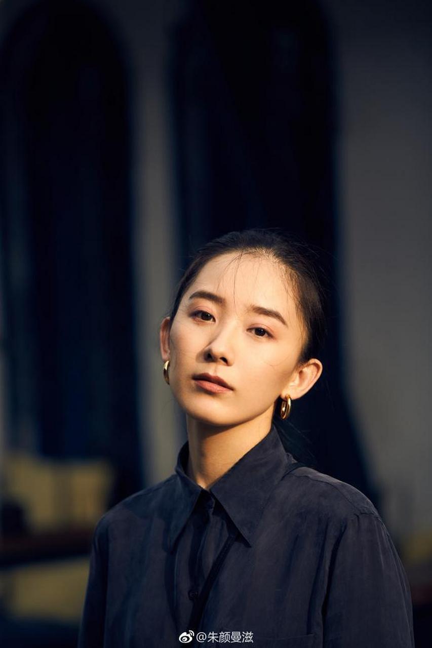 朱颜曼滋写真黑与白的呼应温婉迷人