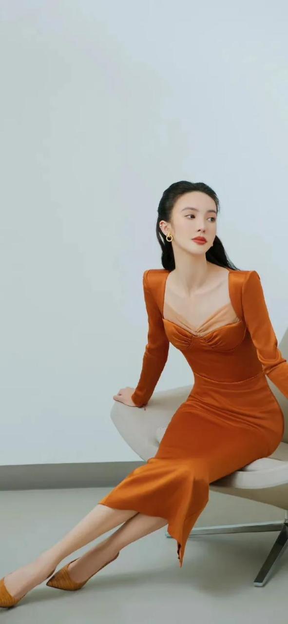 金晨好身材壁纸图片,展现出她优越的身材,令人羡慕不已.