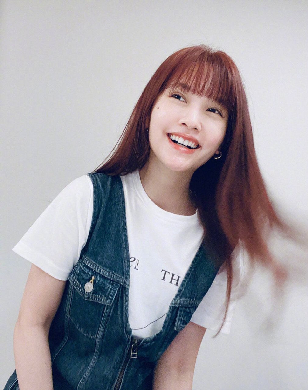 杨丞琳宅家晒自拍照,蜜糖发色超精致,简约穿搭尽显春日青春气息