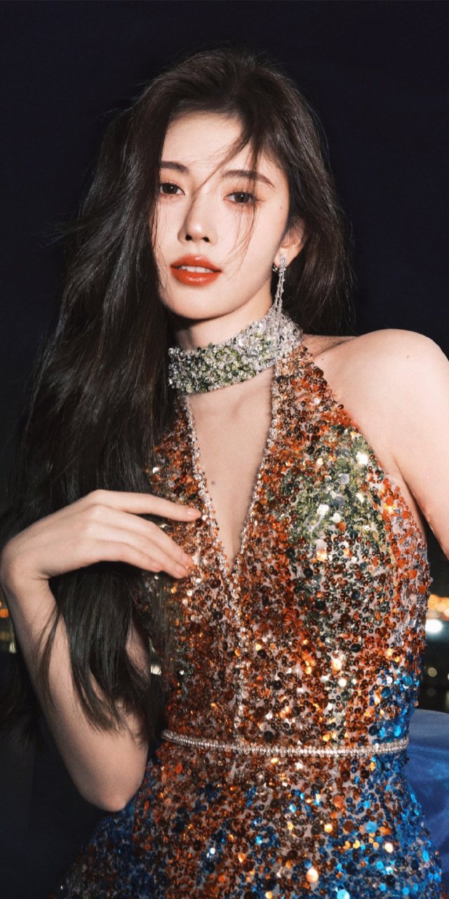 鞠婧祎红毯造型,金色亮片吊带长裙,港风十足.