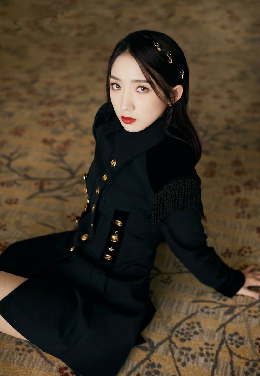 孟美歧制服look,真的帅到我了