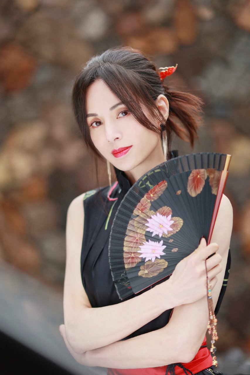 百变李若彤,姑姑近期的养眼写真
