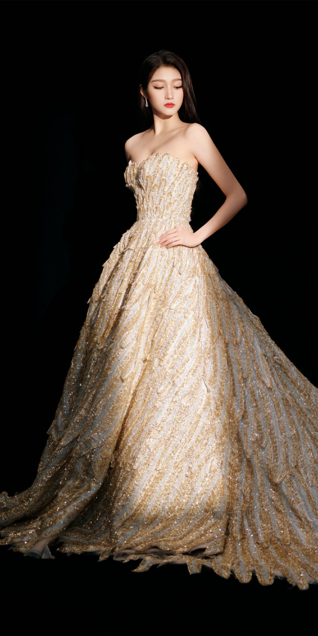 关晓彤鎏金羽翼礼服