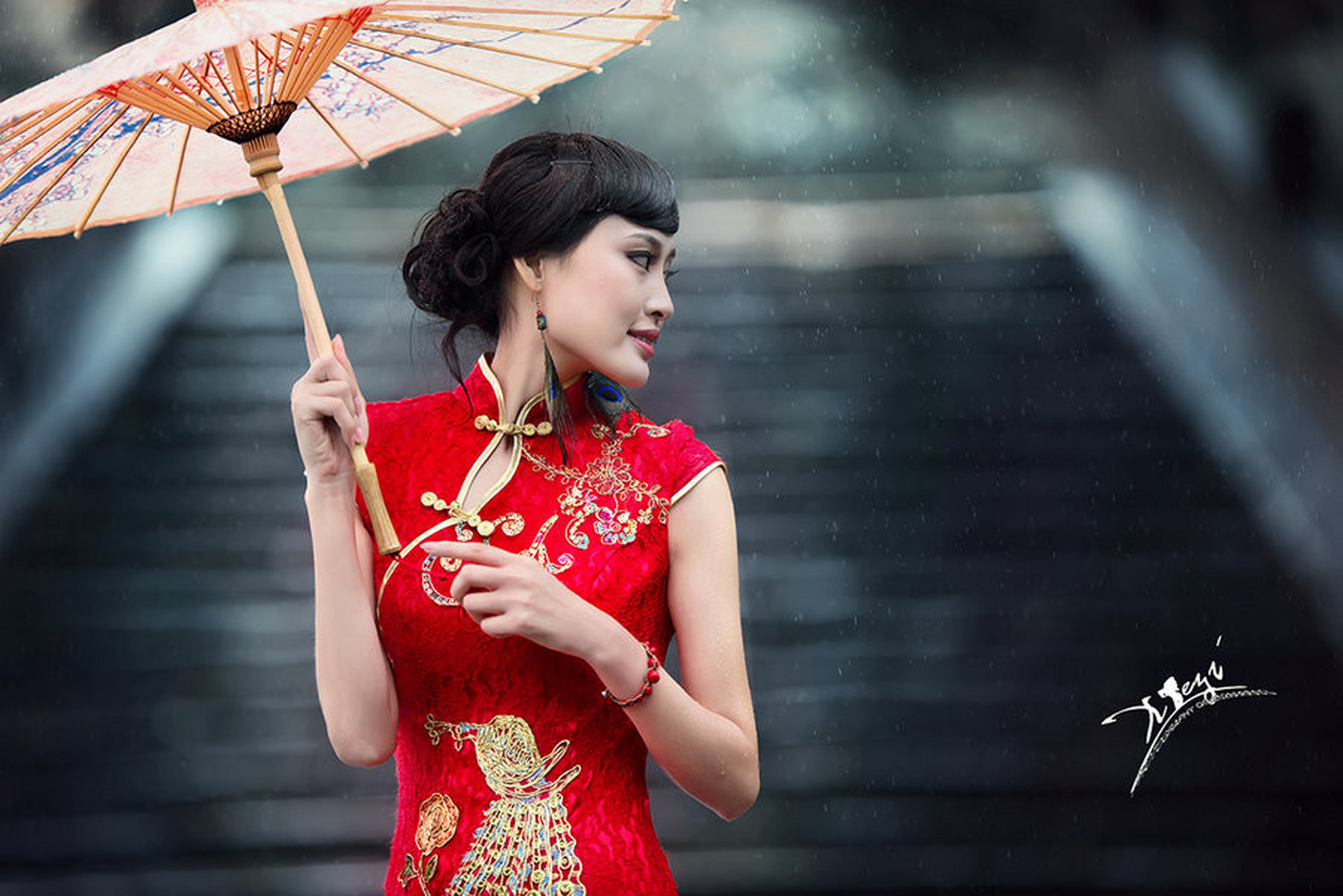 撑伞的旗袍美女细雨蒙蒙月湖畔