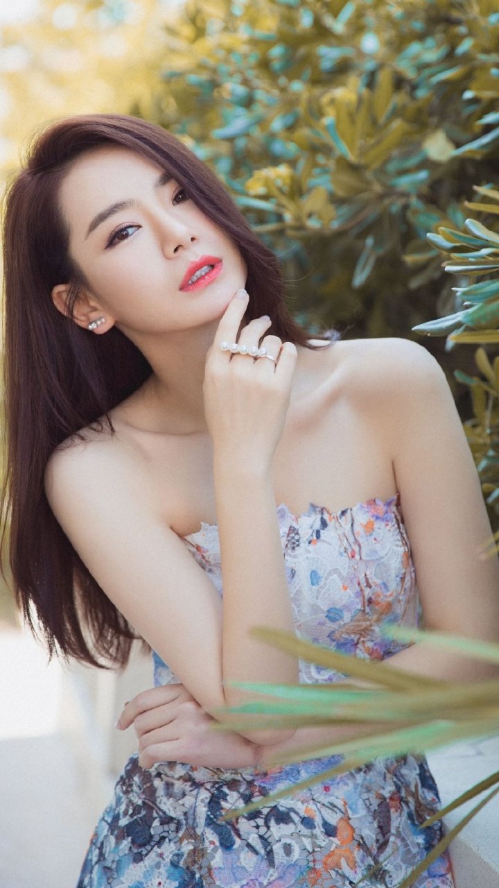 戚薇身穿抹胸连衣裙,撩人心弦的五官,美得让人招架不住