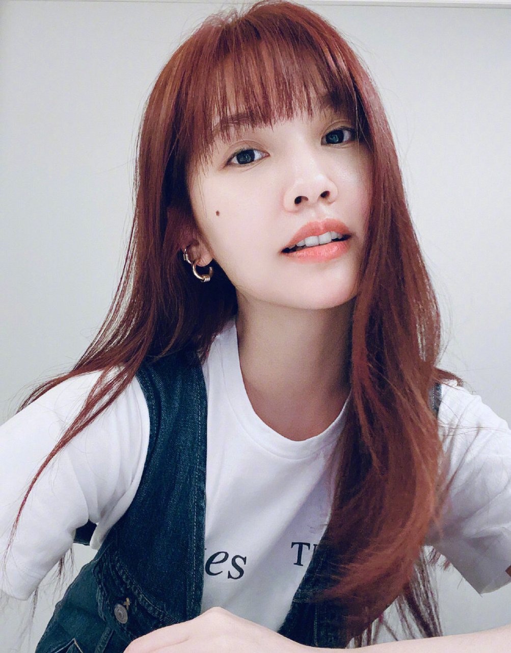 杨丞琳宅家晒自拍照,蜜糖发色超精致,简约穿搭尽显春日青春气息