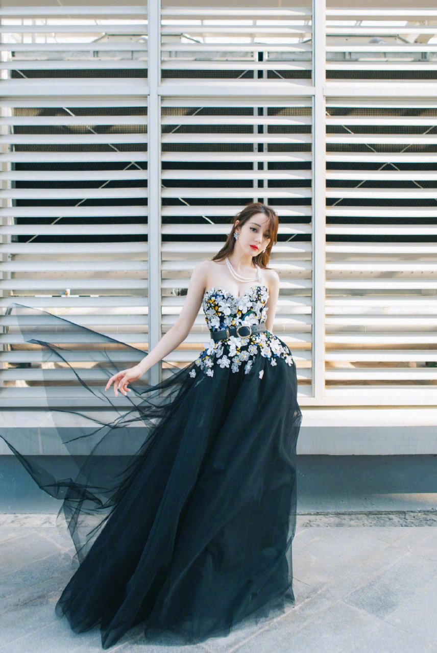 迪丽热巴身穿黑纱抹胸礼裙,配以花朵点缀,身材气质绝佳!