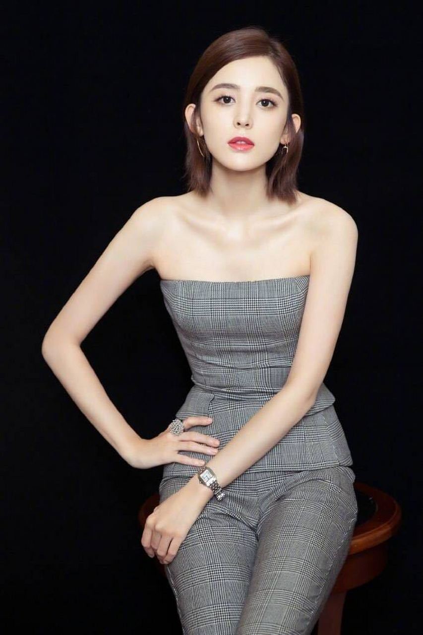 古力娜扎:香肩锁骨美极了,小性感太吸引人!