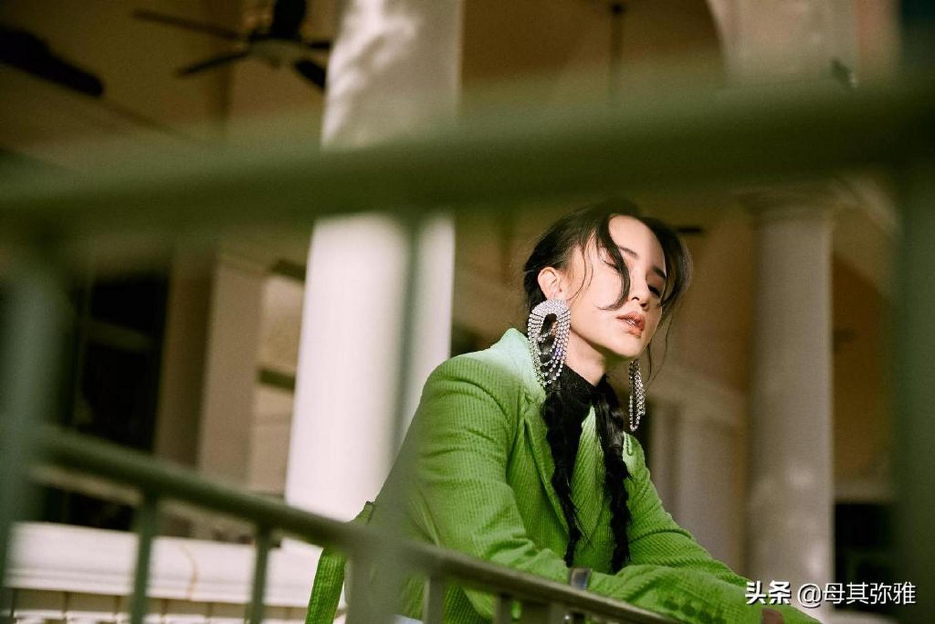 母其弥雅秋日星分享复古浅绿西装成熟时尚