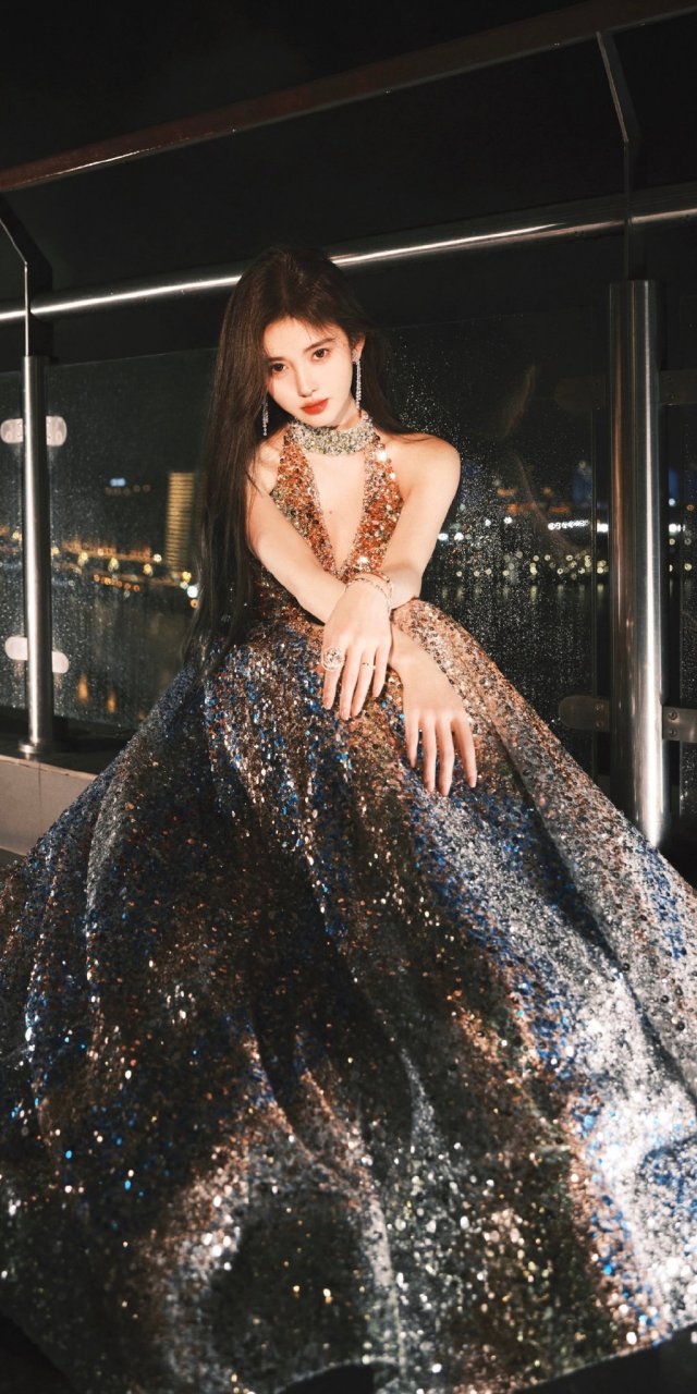 鞠婧祎红毯造型,金色亮片吊带长裙,港风十足.