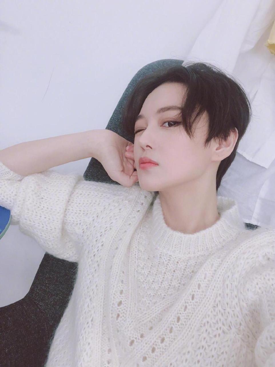 张馨予短发自拍帅气极啦