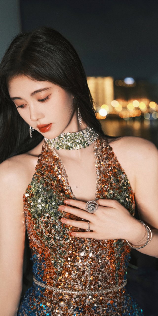 鞠婧祎红毯造型,金色亮片吊带长裙,港风十足.