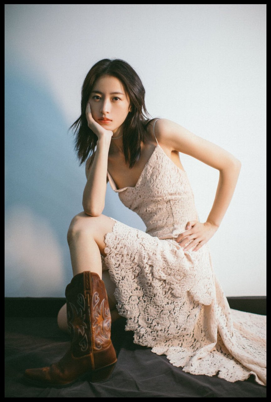 周雨彤吊带长裙凹出纤美好身材