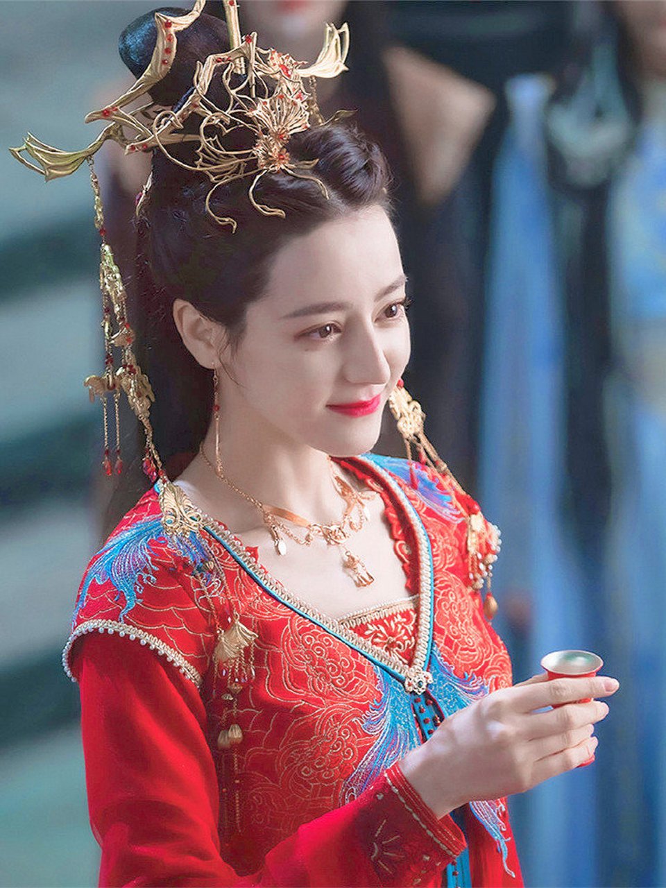 迪丽热巴,红衣气质美女,风采照人.