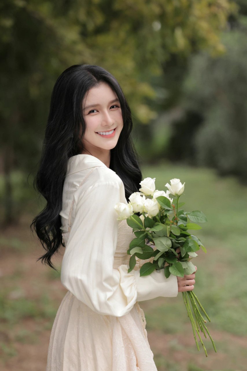 蔡卓宜浪漫气息,犹如诗中柔情.