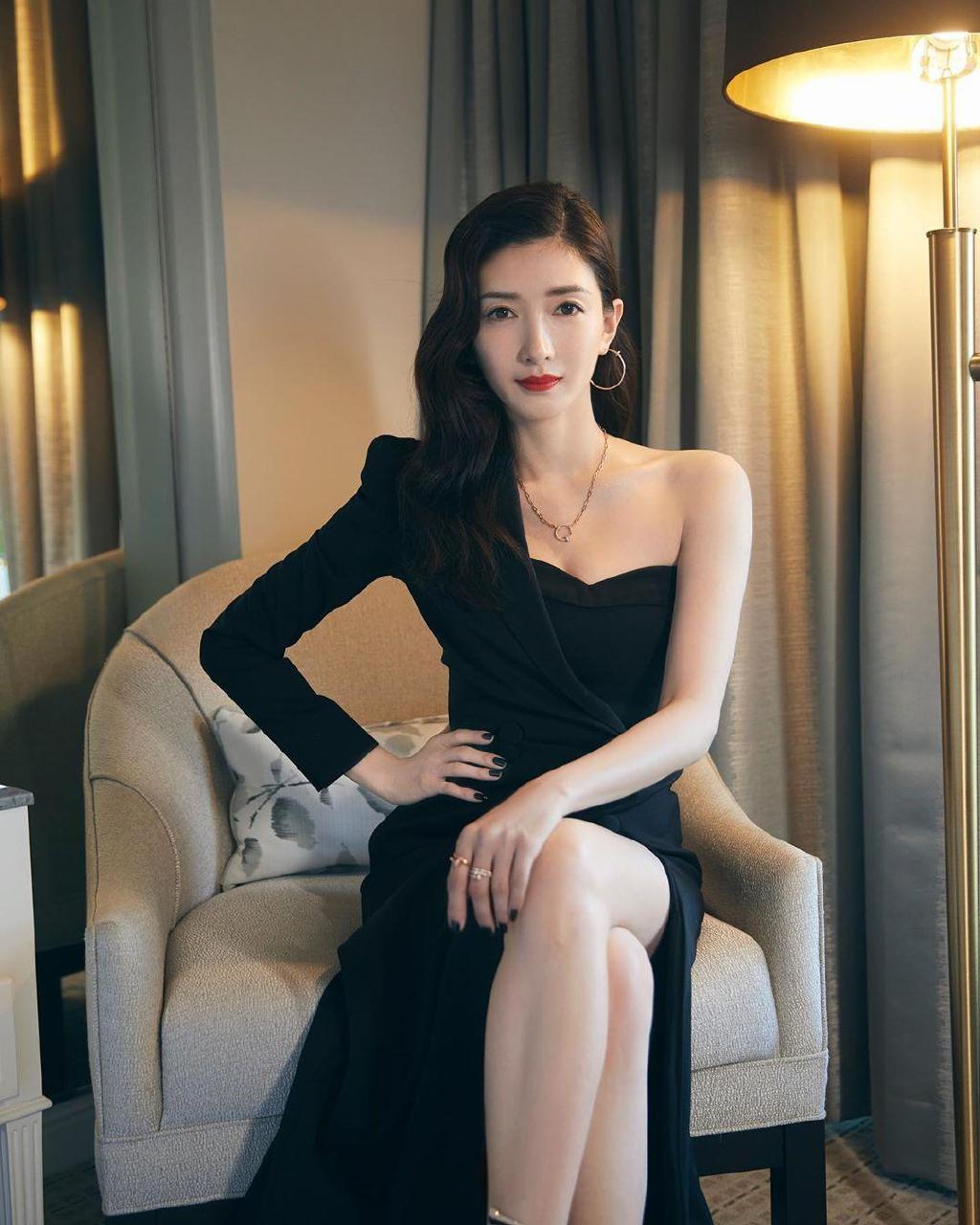 江疏影获中美电视节最佳女主角,身着黑色礼服长裙,时尚性感