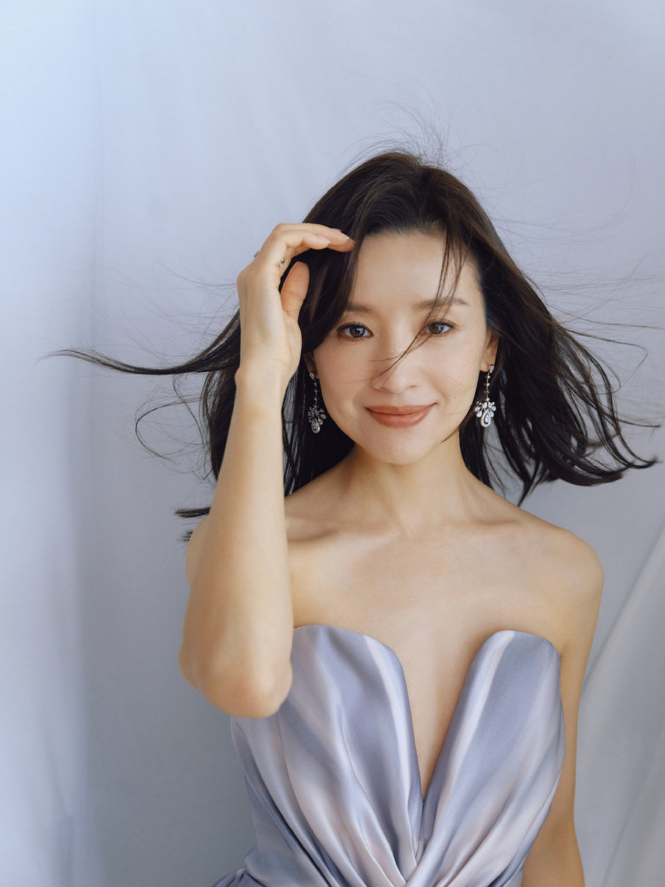 董洁的五彩斑斓梦幻造型,流光溢彩,如同一场美丽的梦境.