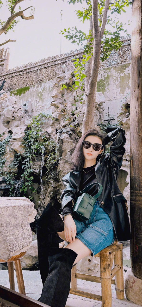 景甜的写真壁纸,墨镜皮衣,庭院绿植,春日气息满满.