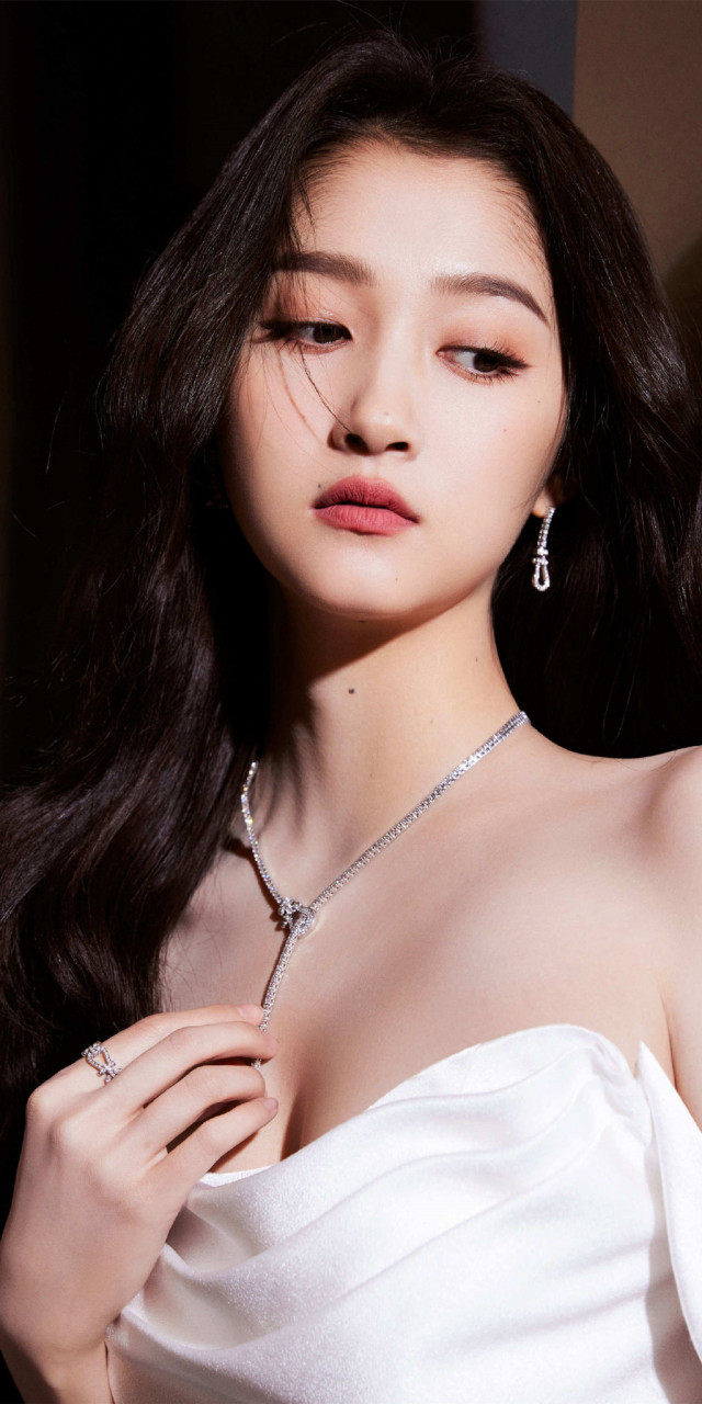 关晓彤白色开叉长裙造型写真,优雅迷人.