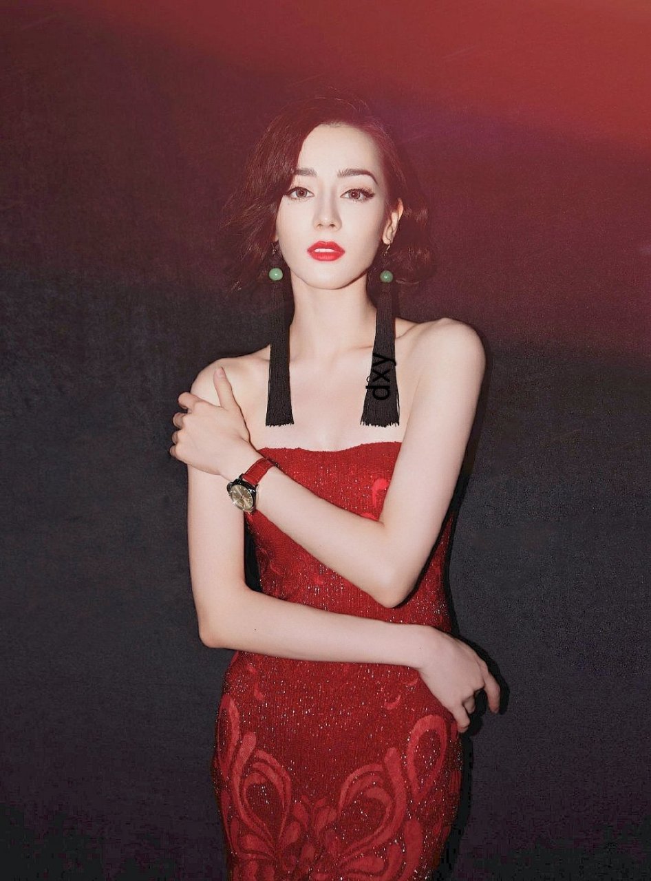 迪丽热巴,红衣气质美女,风采照人.