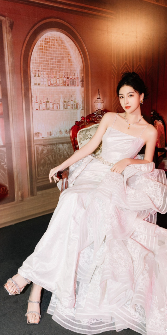渡边麻友的水手服造型,可爱如春日的花朵,清新动人.