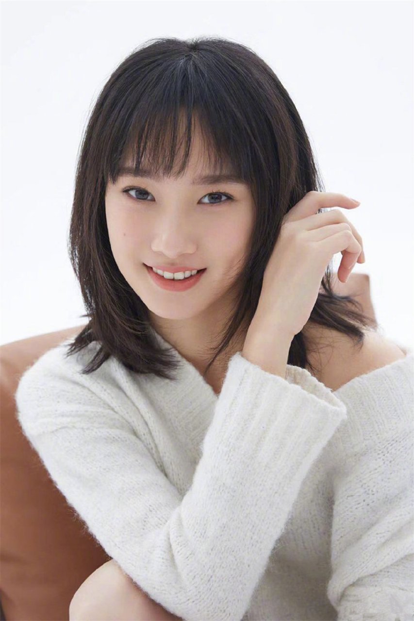 王思懿初春温暖写真,温柔装扮搭配迷人笑容,诠释可爱风采