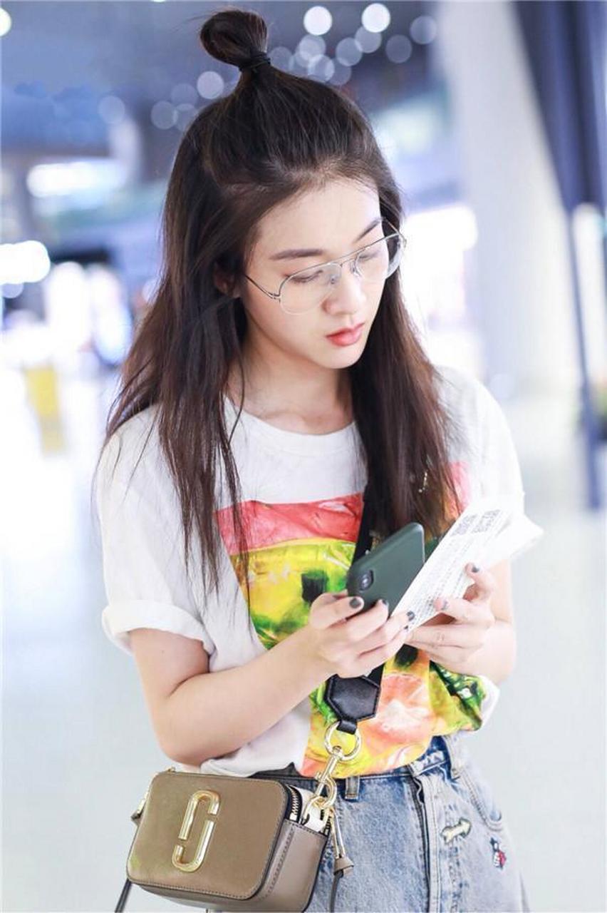 张雪迎油画风t恤大火,丸子头清新可人