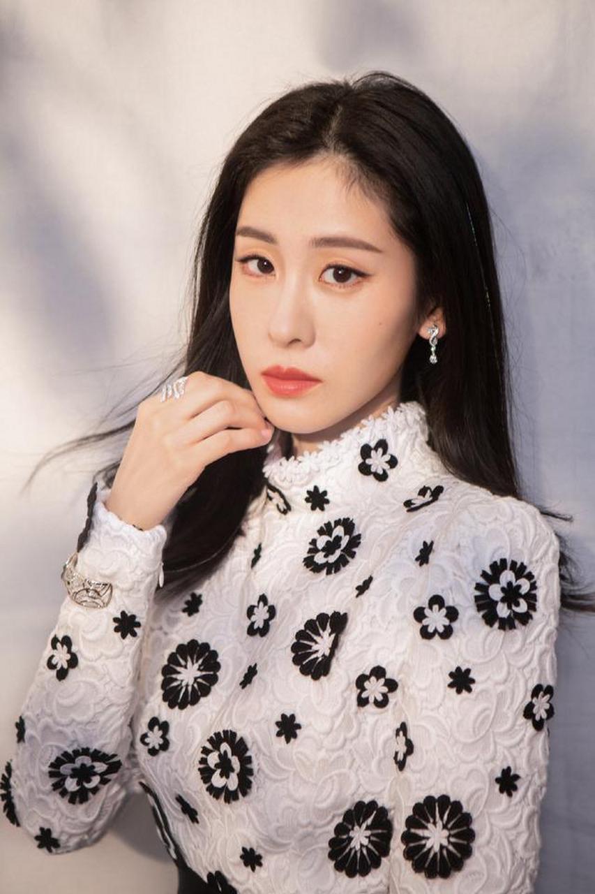 张碧晨黑白花瓣连衣裙,清新优雅