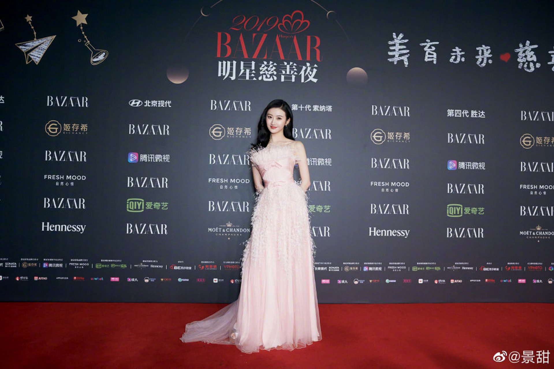 景甜bazaar明星慈善夜,一袭粉色长裙仙气飘飘