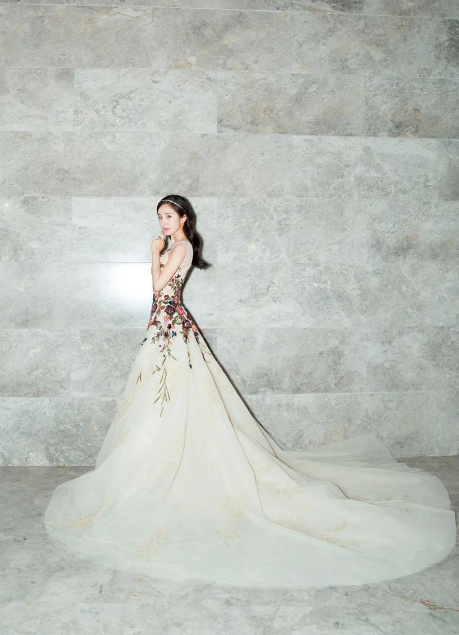 杨幂受邀出席2017嘉人中国风10年超级盛典,一袭拖地仙裙,满载鲜花,将