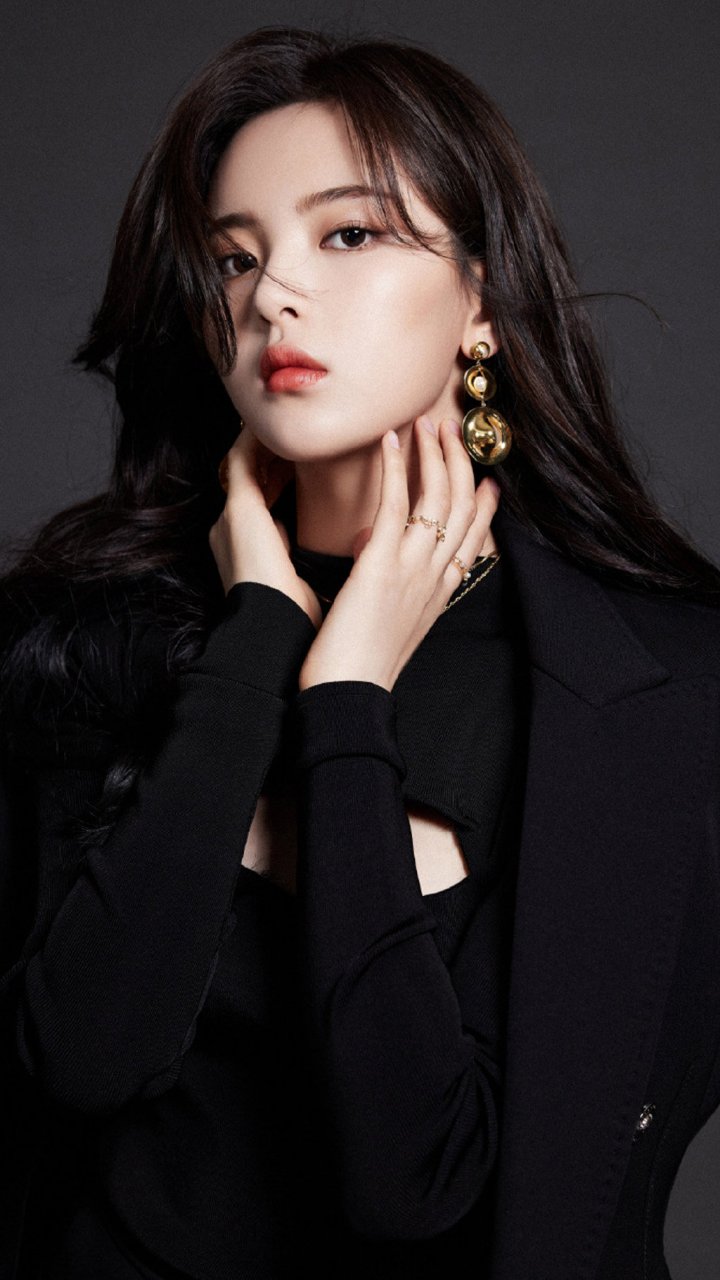 杨超越摩登风尚性感写真