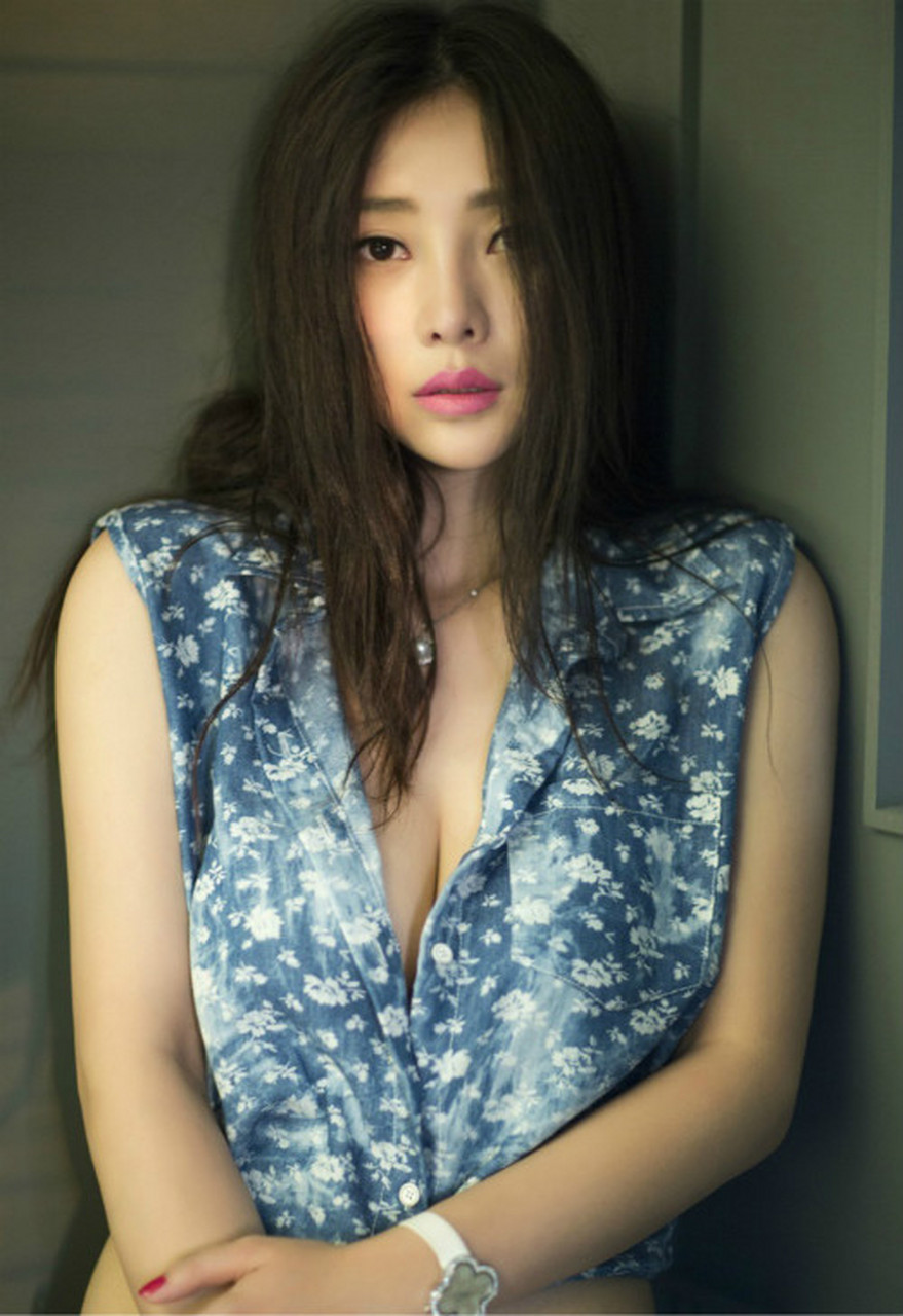 柳岩长发美胸露装性感写真