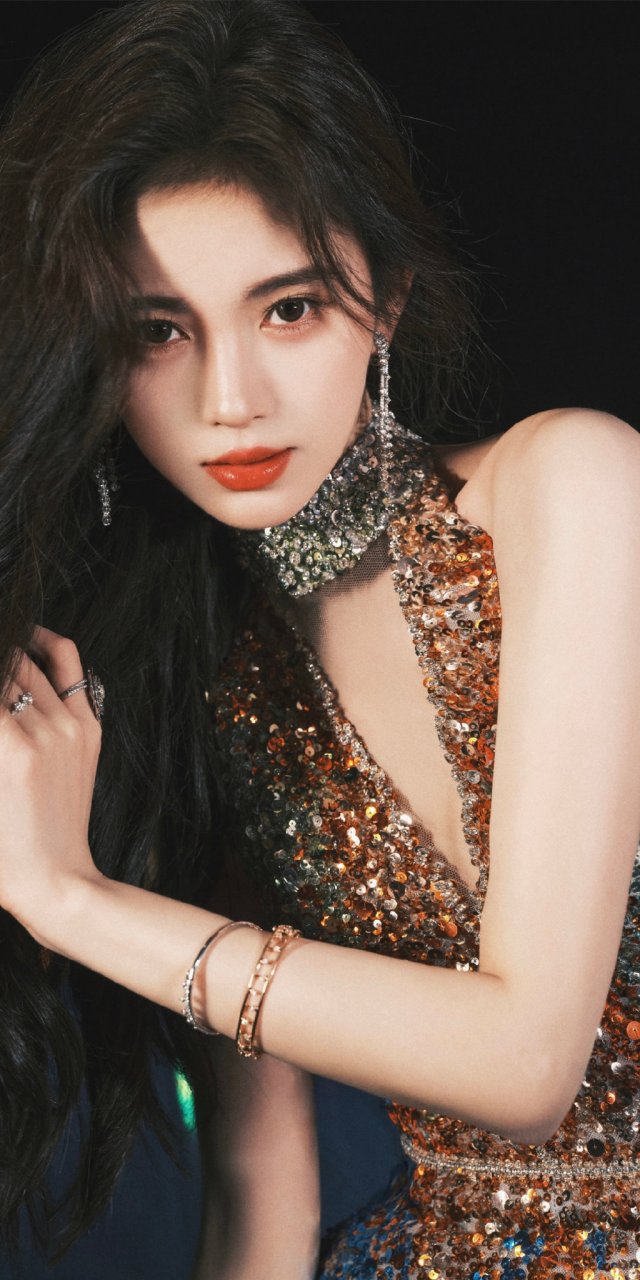 鞠婧祎红毯造型,金色亮片吊带长裙,港风十足.