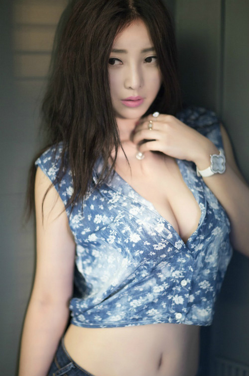 柳岩长发美胸露装性感写真
