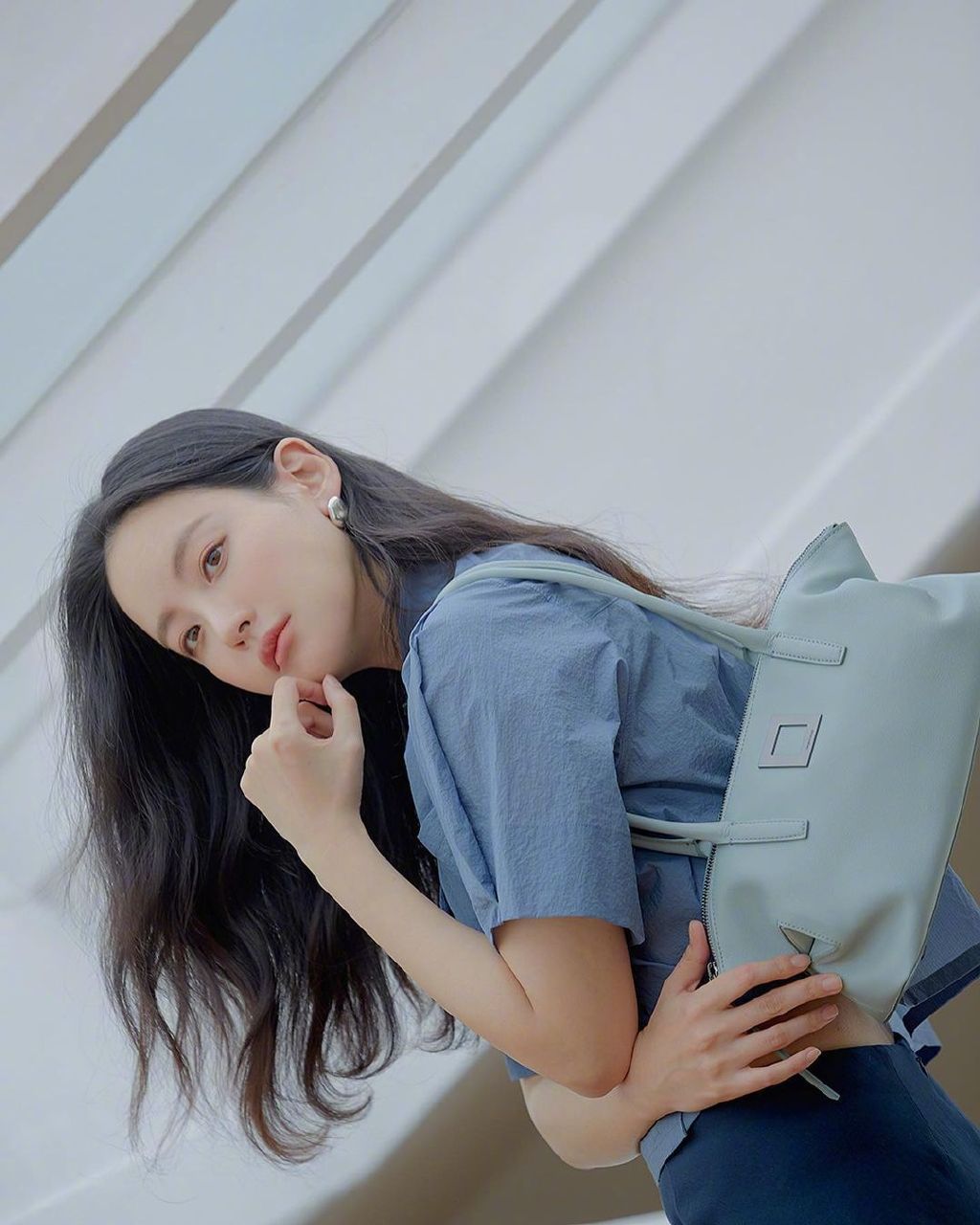 女生头像:吴涟序