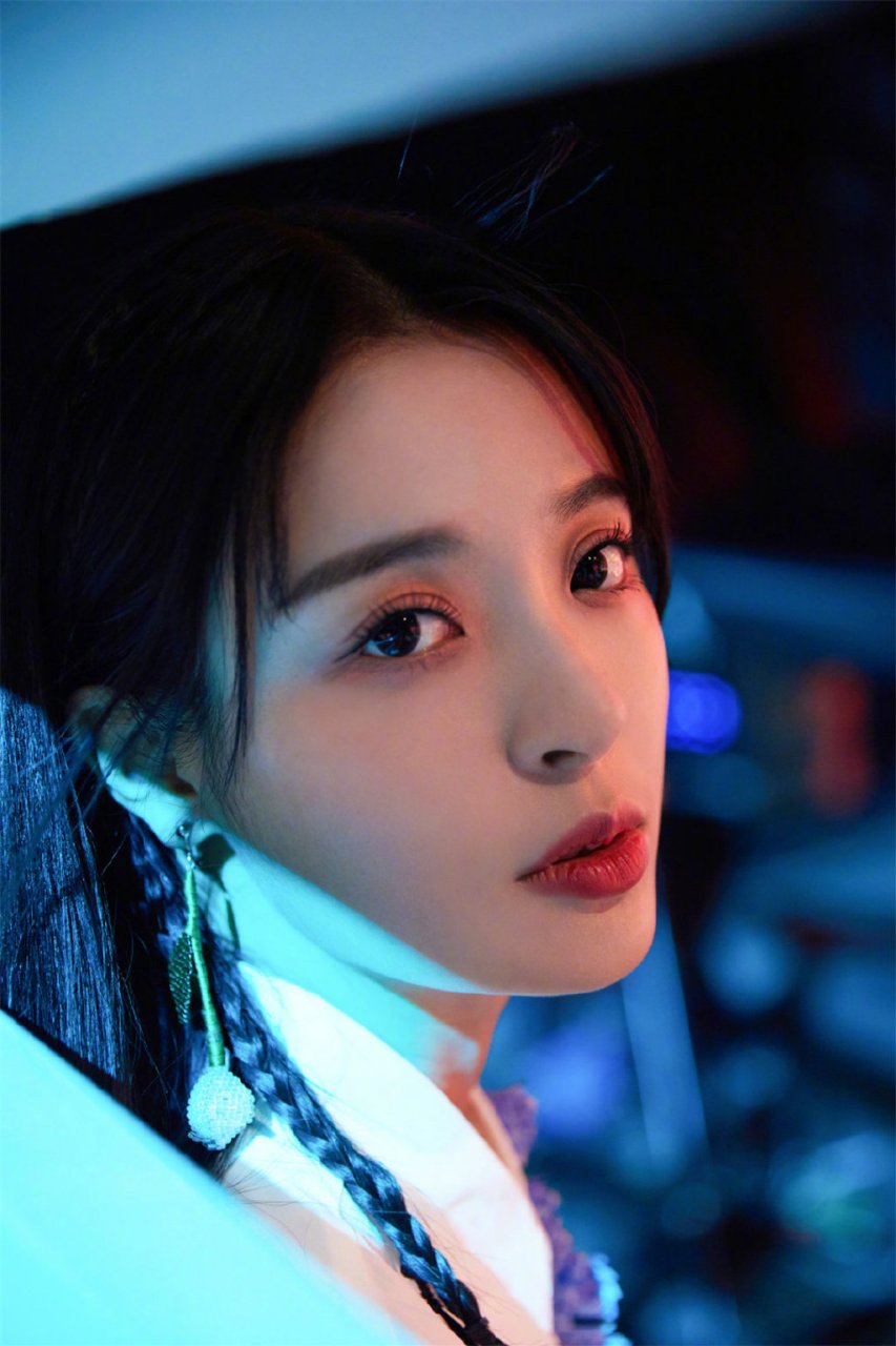 李莎旻子这一身造型是真的甜,当然可以浪漫地现在就告白