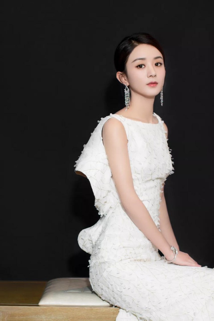 赵丽颖一袭白色长裙亮相爱奇艺尖叫之夜,优雅高贵又大气