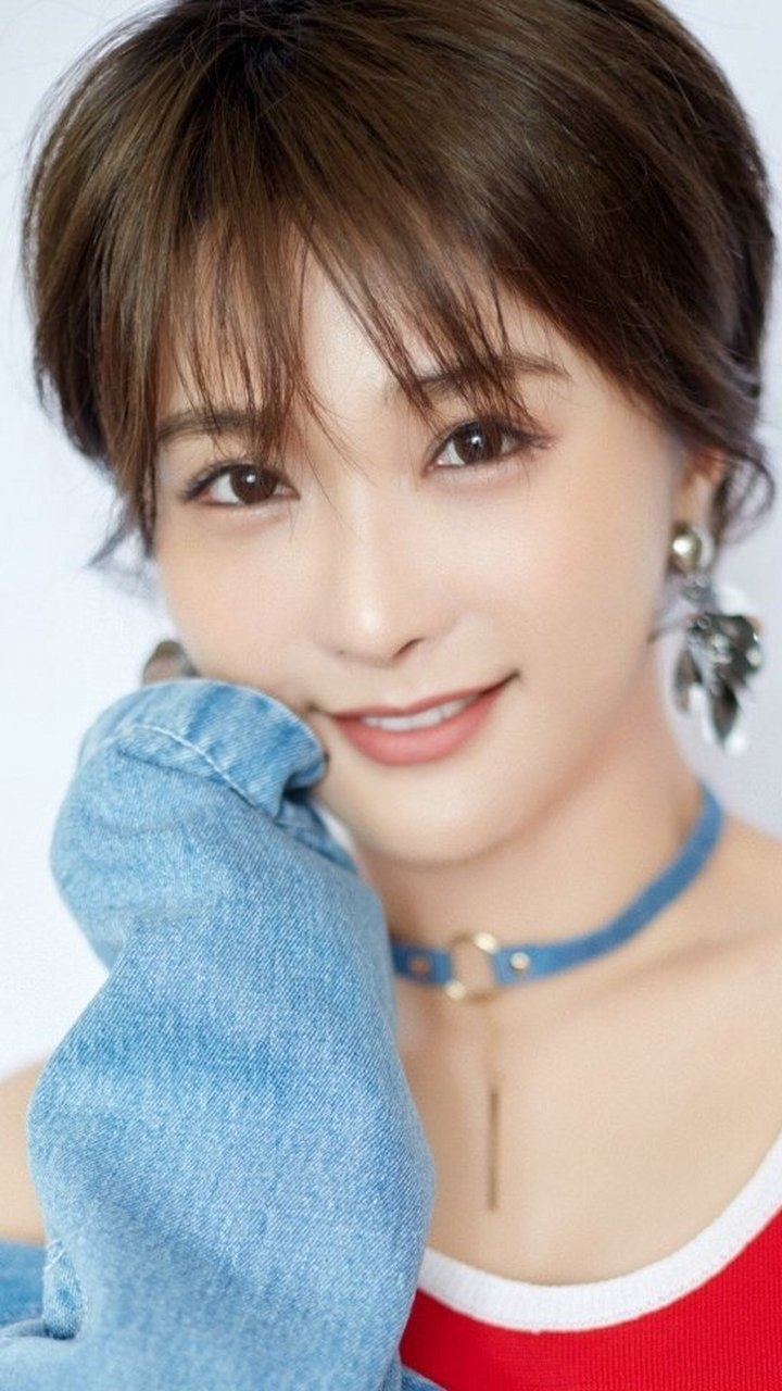 陈冰精美壁纸:短发美女!清丽脱俗,秀色可餐