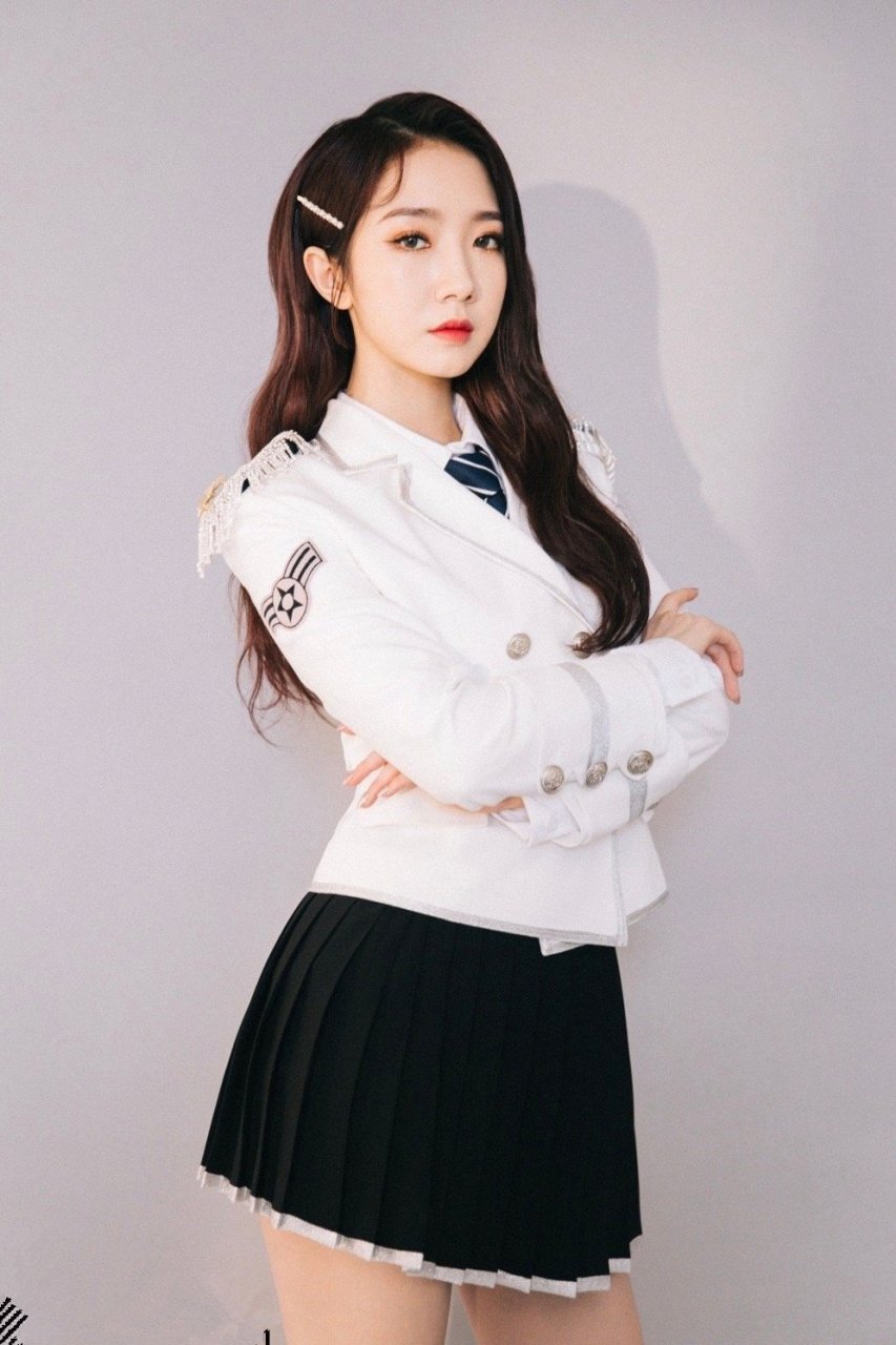 孟美歧制服look,真的帅到我了