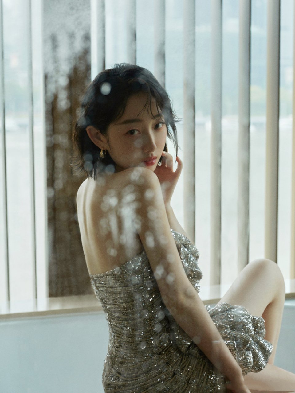 蒋梦婕,性感抹胸裙,短发红唇,明媚动人.