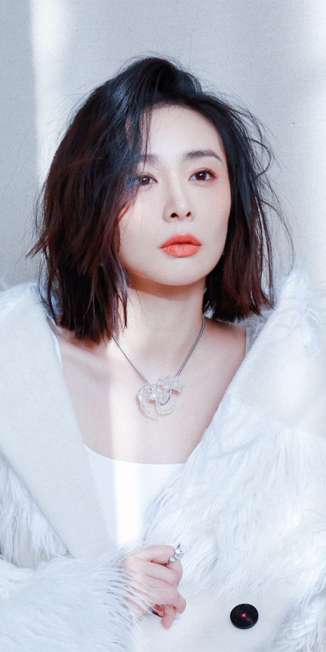 高叶大嫂时尚写真,明媚且优雅,气质出众.