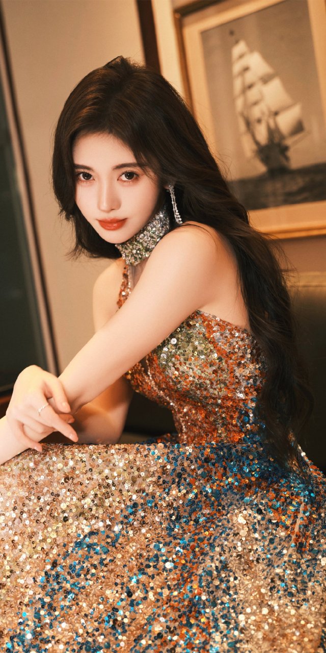 鞠婧祎红毯造型,金色亮片吊带长裙,港风十足.