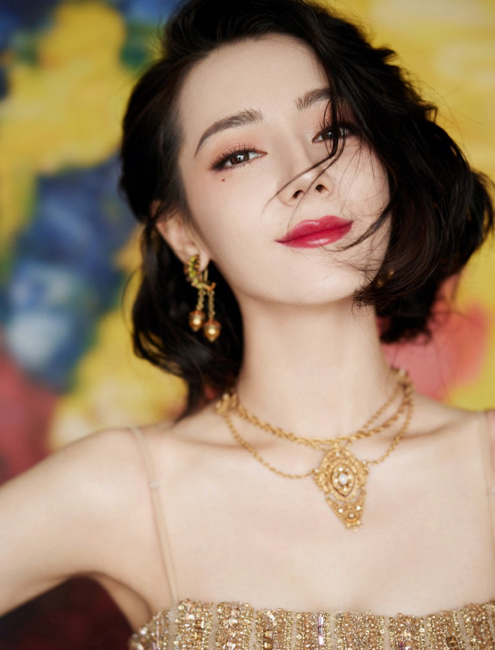 迪丽热巴,美人痣,电眼迷人.