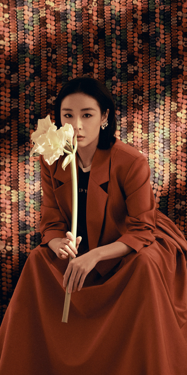 高叶大嫂时尚写真,明媚且优雅,气质出众.