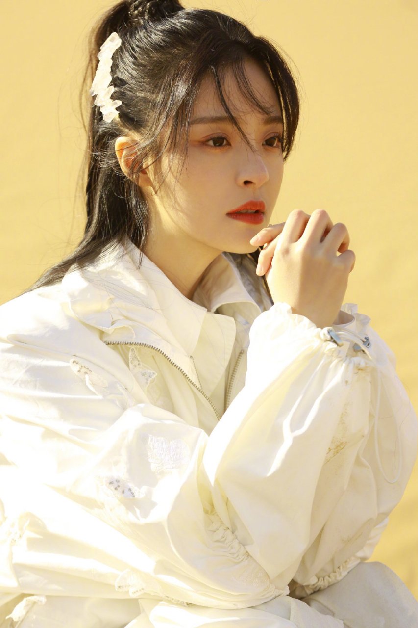 李莎旻子沙漠大片,高梳马尾,一袭白裙,演绎空灵静谧与时尚
