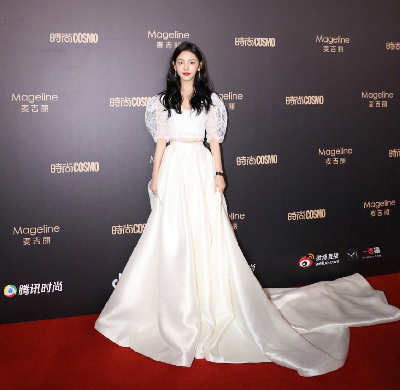 章若楠一袭白色泡泡袖露腰礼裙,优雅中带着少女的轻甜的自然气息