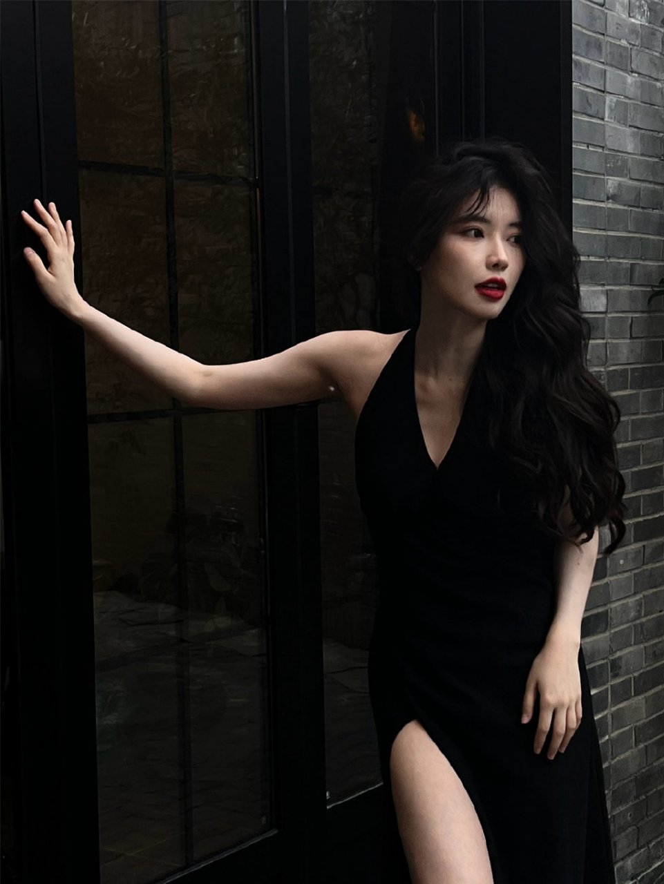 方圆,卷发红唇黑裙,热辣风情,95后北京女生,中国内地流行乐女歌手