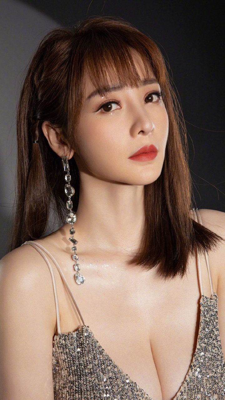 柳岩深v露背裙性感高清手机壁纸